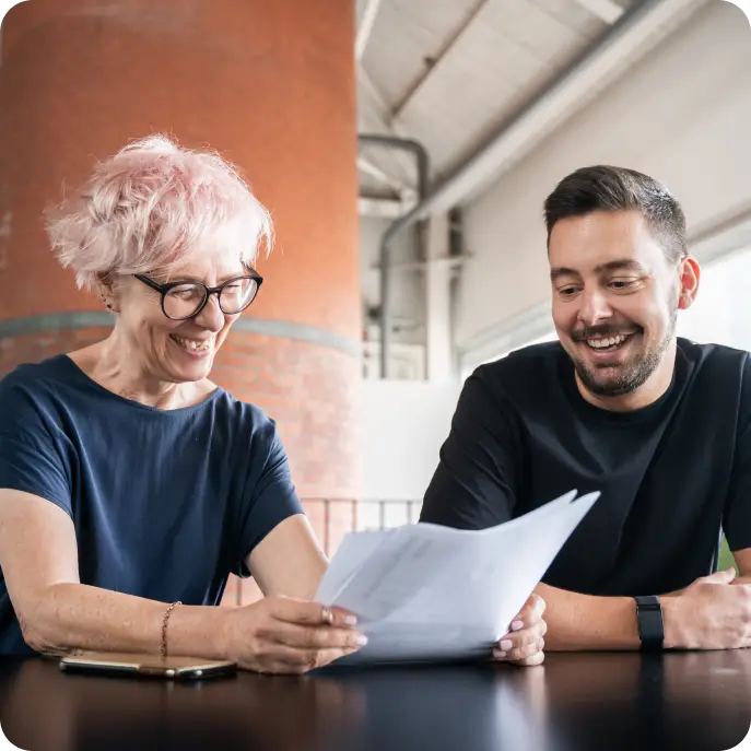 Zwei Fachkräfte besprechen 360-Grad-Feedback-Tool-Ergebnisse in einem Büro