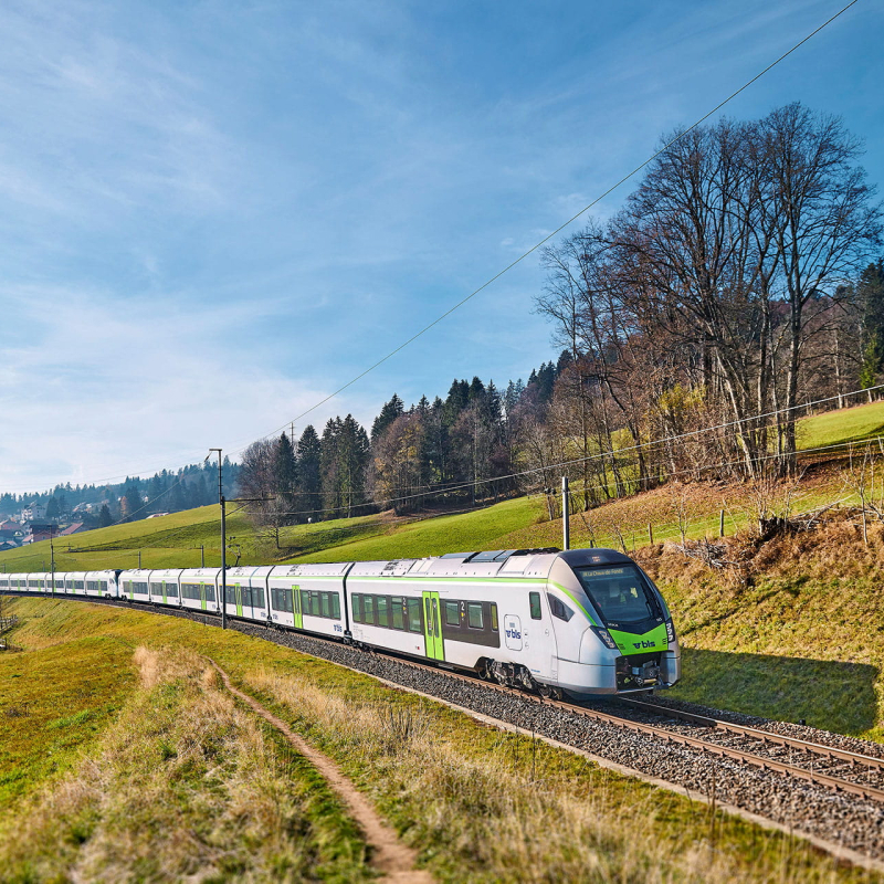 BLS-Zug in der Schweizer Landschaft für Fallstudie über Führungskräfteentwicklung